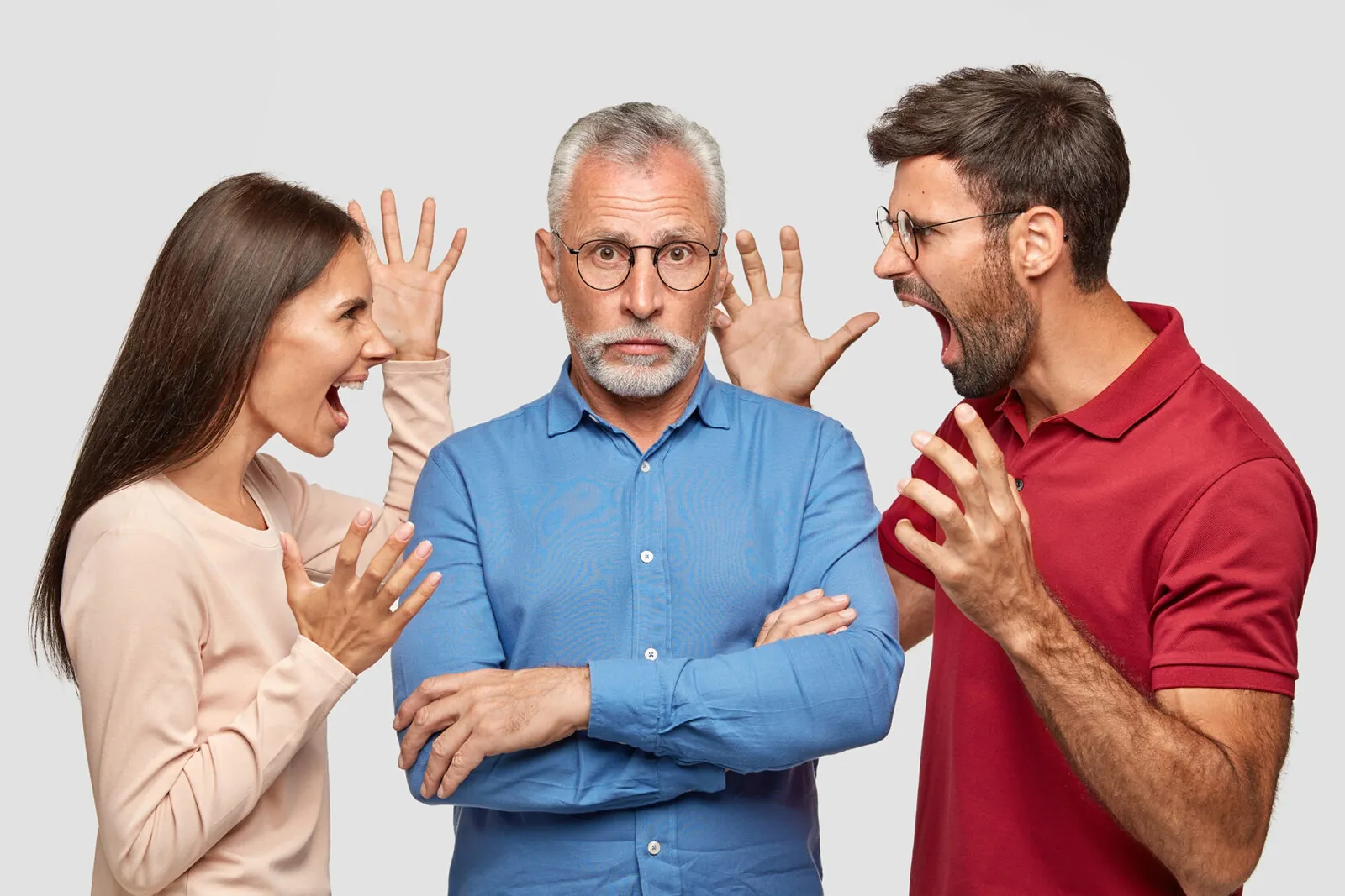Profissionais de diferentes gerações discutindo no escritório