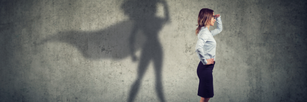 Na foto vemos uma jovem executiva cheia de energia e disposição, encarando os desafios com uma força de super heroína, graças ao poder do estado flow.