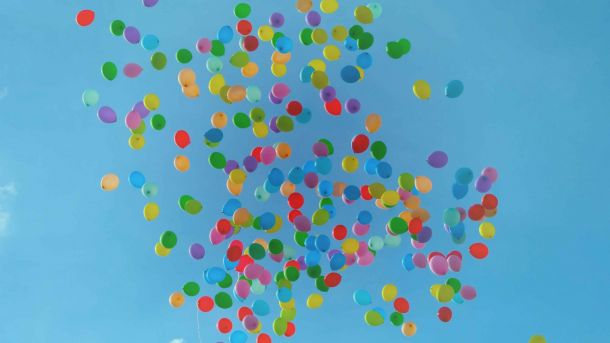 balões coloridos voando no céu