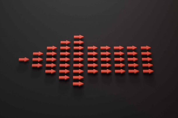 Uma seta para a esquerda, que é formada por várias setas menores apontando para a direita